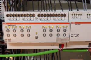 ABB JRA/S 8.230.2.1 8-fach KNX Jalousieaktor auf Hutschiene